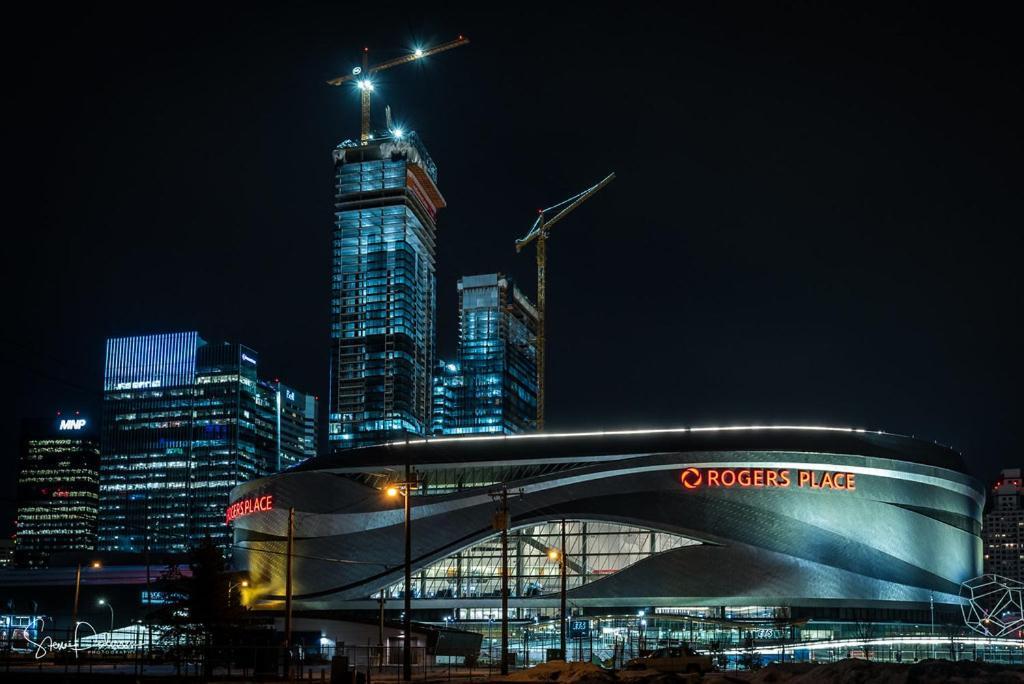 Vibrant Modern Oasis - Free Parking, Netflix, Fast Wi-Fi - Long Stays Welcome Едмонтон Екстер'єр фото